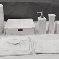 Set de ba&ntilde;o de resina, apariencia de m&aacute;rmol. Incluye:bote de basura, caja de pa&ntilde;uelos,caja para amenidades,charola,charola para toallas, vaso, contenedor, dispensador de jab&oacute;n y jabonera.