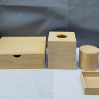 Set de ba&ntilde;o de resina, apariencia de madera. Incluye: bote de basura,caja de pa&ntilde;uelos,caja para amenidades, charola para amenidades, charola para toallas, contenedor, dispensador de jab&oacute;n y jabonera