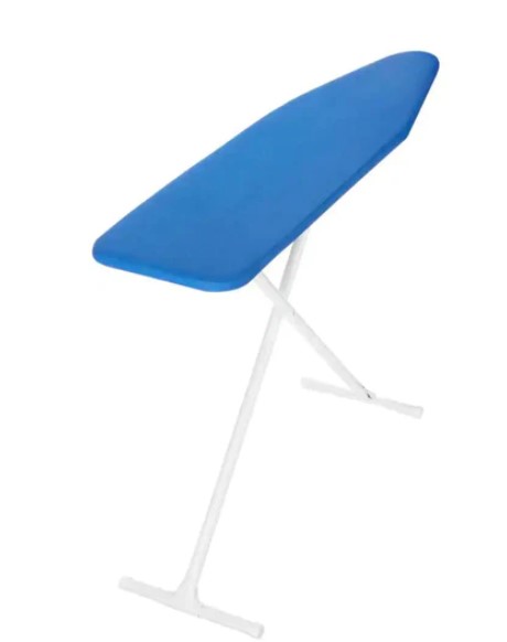 Tabla de planchar plegable, marco blanco, funda azul whitmor. La tabla mide 13.50" (34.29 cm) de ancho por 53" (134.62 cm) de largo. Patas en diseño T.